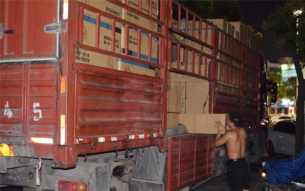 【光臣日?！縇ED線條燈裝箱發(fā)貨