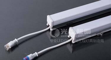 別再撞臉了，光臣LED護(hù)欄管廠(chǎng)家給你支支招!