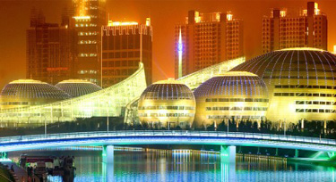 入選丑建筑?LED護(hù)欄管廠家為鄭州“金蛋”抱不平!