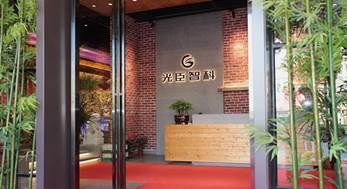 客戶指定光臣LED全彩線條燈，原因很簡單