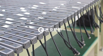 DMX512大功率洗墻燈出貨，商業(yè)廣場(chǎng)亮化即將開始