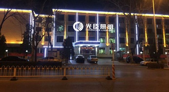 天津市政大樓亮化，采用光臣白光LED線條燈效果滿意